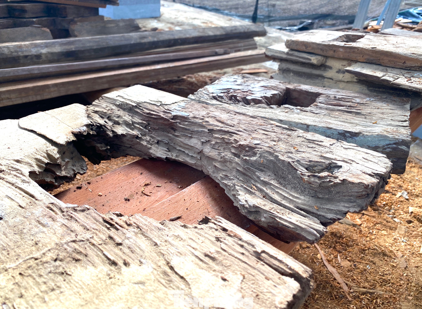 Những cấu kiện gỗ bị mục nát phải thay thế đều được lưu giữ lại.