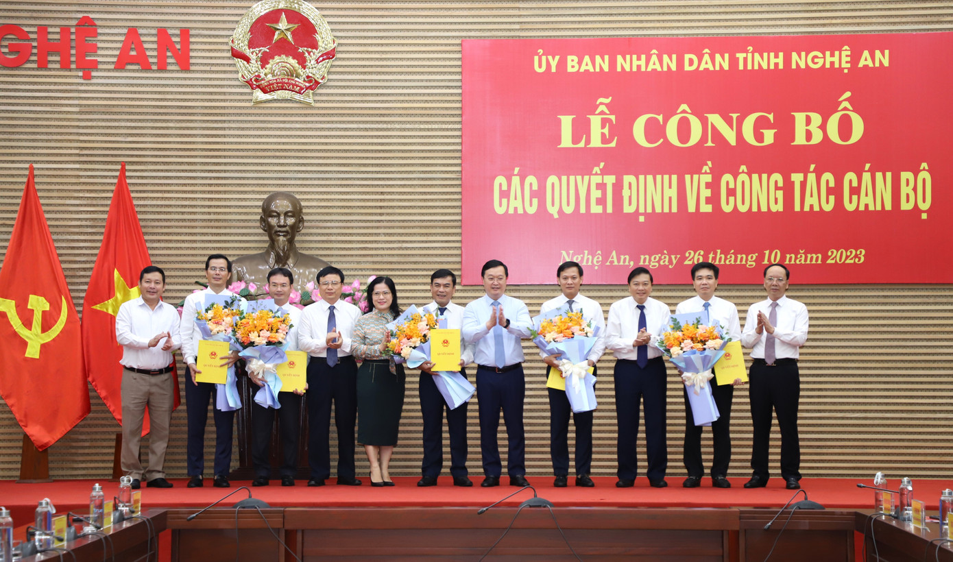 Chủ tịch UBND tỉnh Nghệ An Nguyễn Đức Trung trao quyết định và tặng hoa cho các cán bộ vừa được bổ nhiệm chức vụ mới.