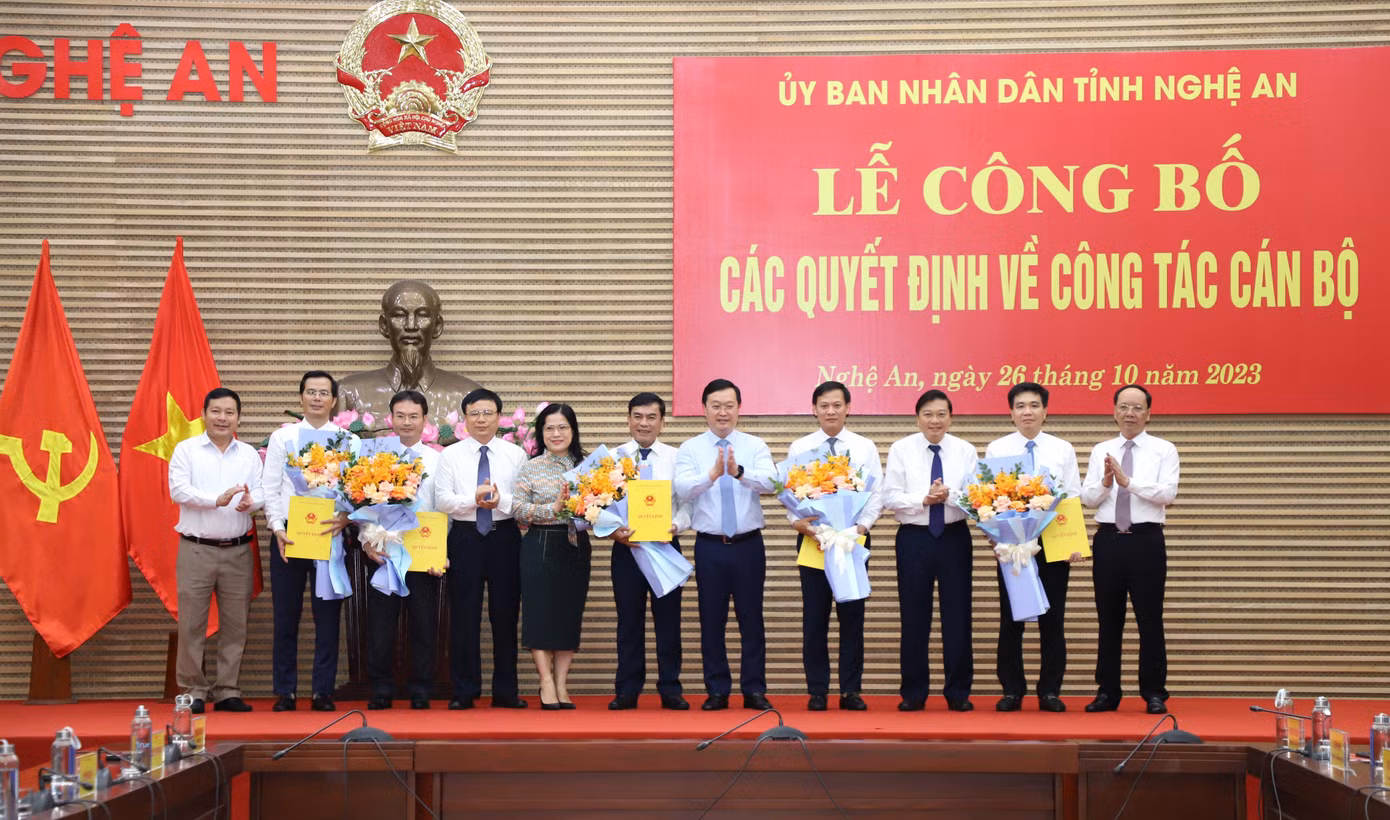 Chủ tịch UBND tỉnh Nghệ An Nguyễn Đức Trung trao quyết định và tặng hoa cho các cán bộ vừa được bổ nhiệm chức vụ mới.