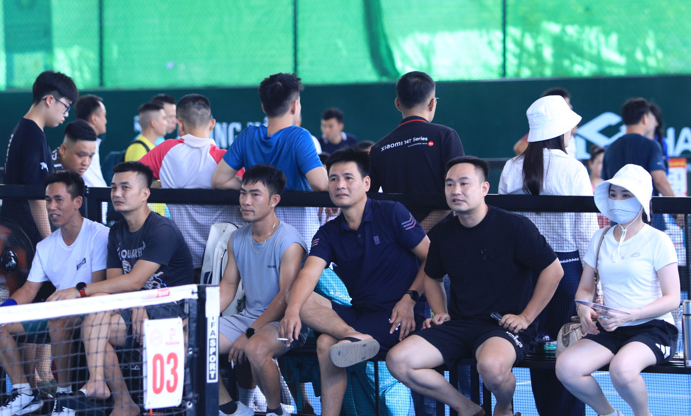 Đông đảo khán giả theo dõi, cổ vũ trận đấu. Đông đảo khán giả theo dõi, cổ vũ trận đấu.