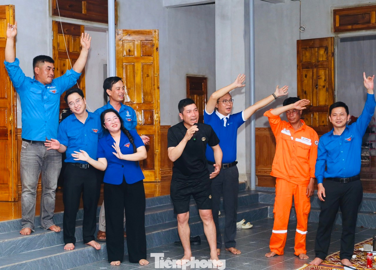 Buổi trò chuyện chia sẻ cùng những lời ca tiếng hát của tuổi trẻ sẽ tạo động lực, khí thế thi đua, giúp các cán bộ công nhân hoàn thành xuất sắc nhiệm vụ được giao, đưa dự án đường điện 500kV mạch 3 về đích đúng tiến độ.