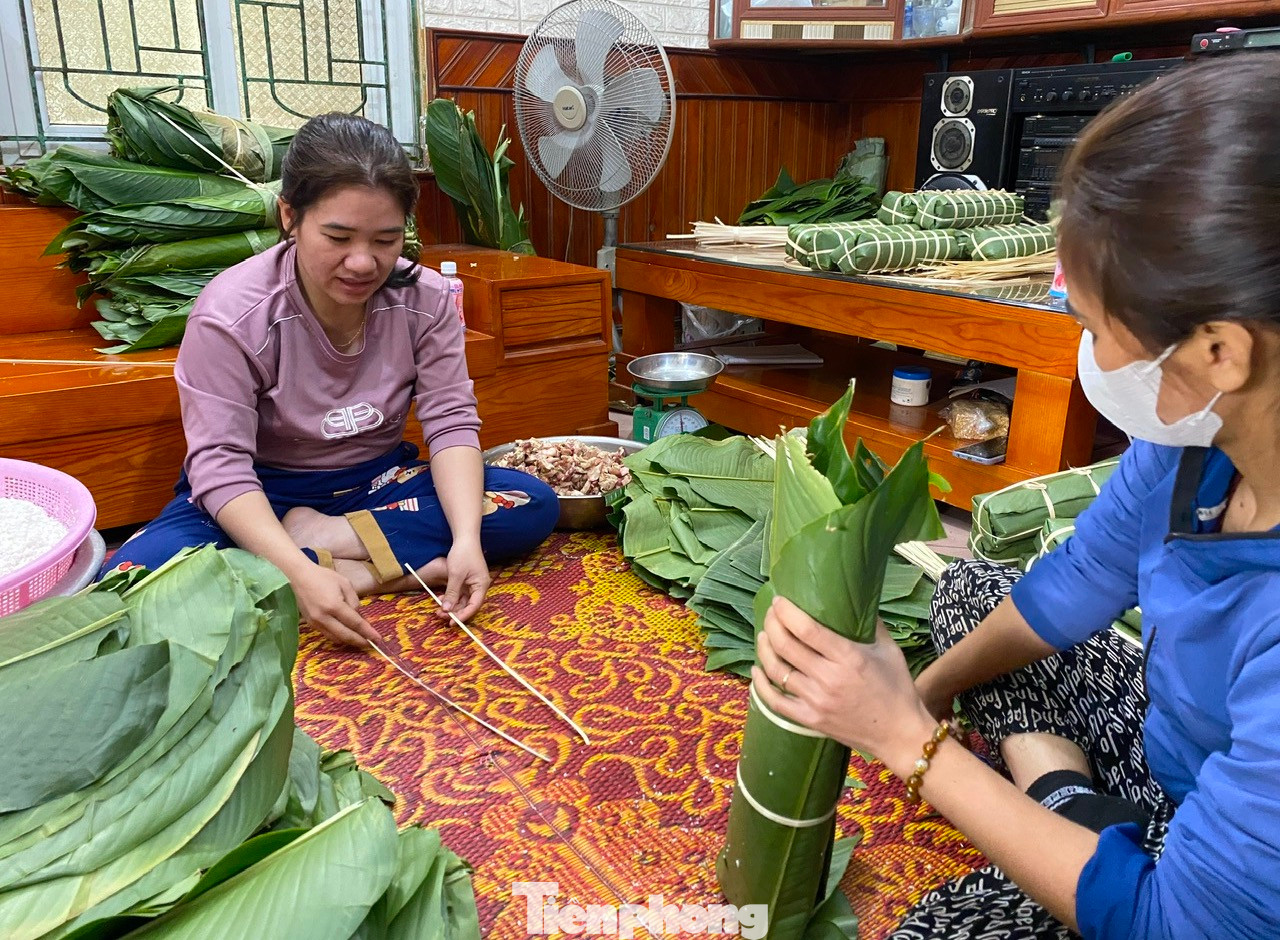 Để kịp sản xuất bánh giao cho khách, cơ sở của bà Châu phải thuê 5 thợ về làm với mức thù lao khoảng 300-400 nghìn đồng/1 ngày. Đối với thợ tay nghề cao sẽ được trả mức thù lao từ 500-700 nghìn đồng.