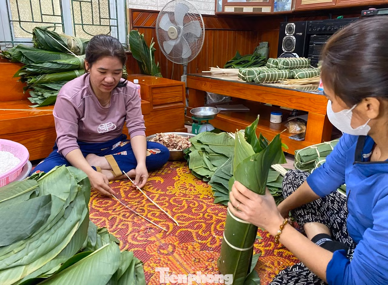 Để kịp sản xuất bánh giao cho khách, cơ sở của bà Châu phải thuê 5 thợ về làm với mức thù lao khoảng 300-400 nghìn đồng/1 ngày. Đối với thợ tay nghề cao sẽ được trả mức thù lao từ 500-700 nghìn đồng.