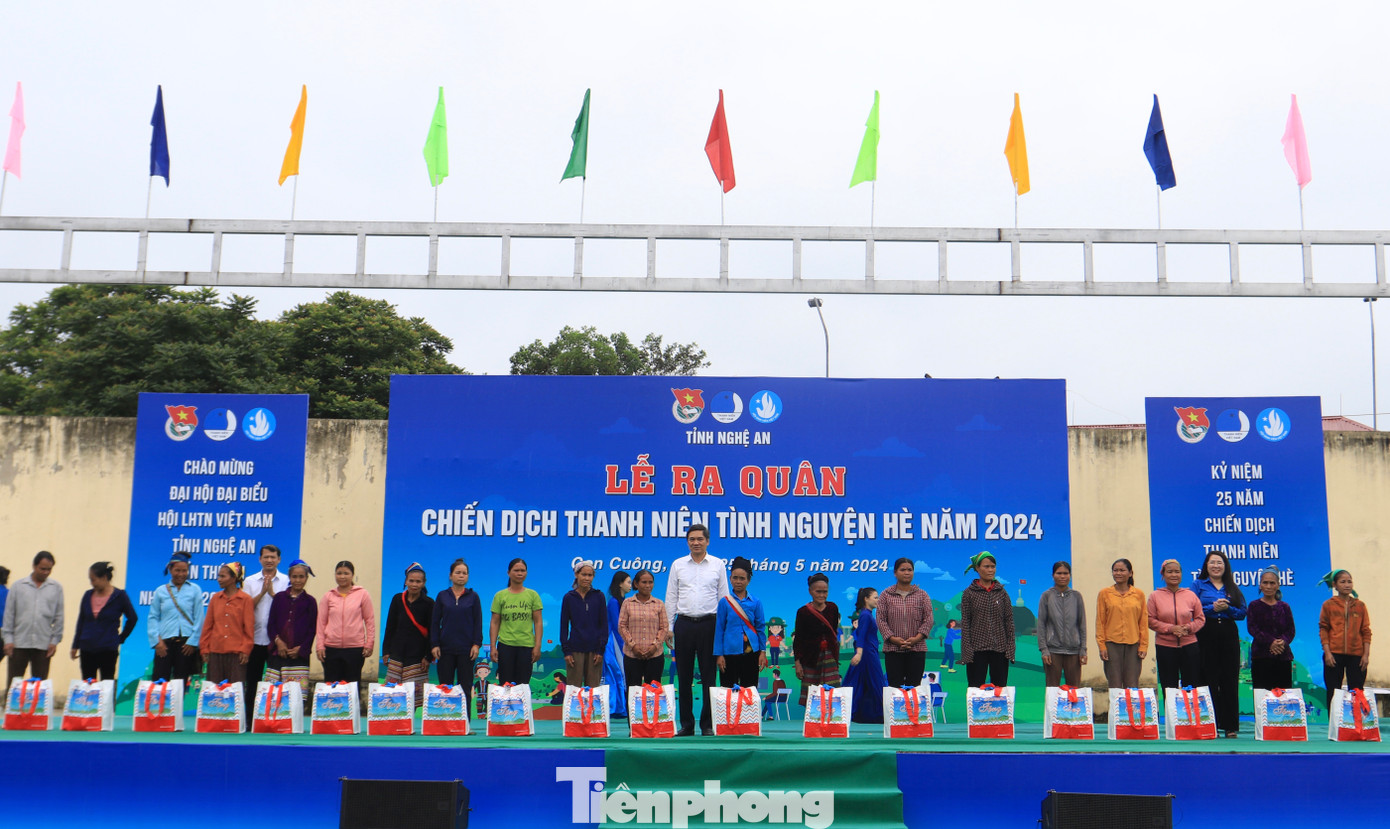 Ban tổ chức trao tặng 20 túi an sinh cho 20 hộ gia đình có hoàn cảnh khó khăn tại xã Châu Khê. Ban tổ chức trao tặng 20 túi an sinh cho 20 hộ gia đình có hoàn cảnh khó khăn tại xã Châu Khê.