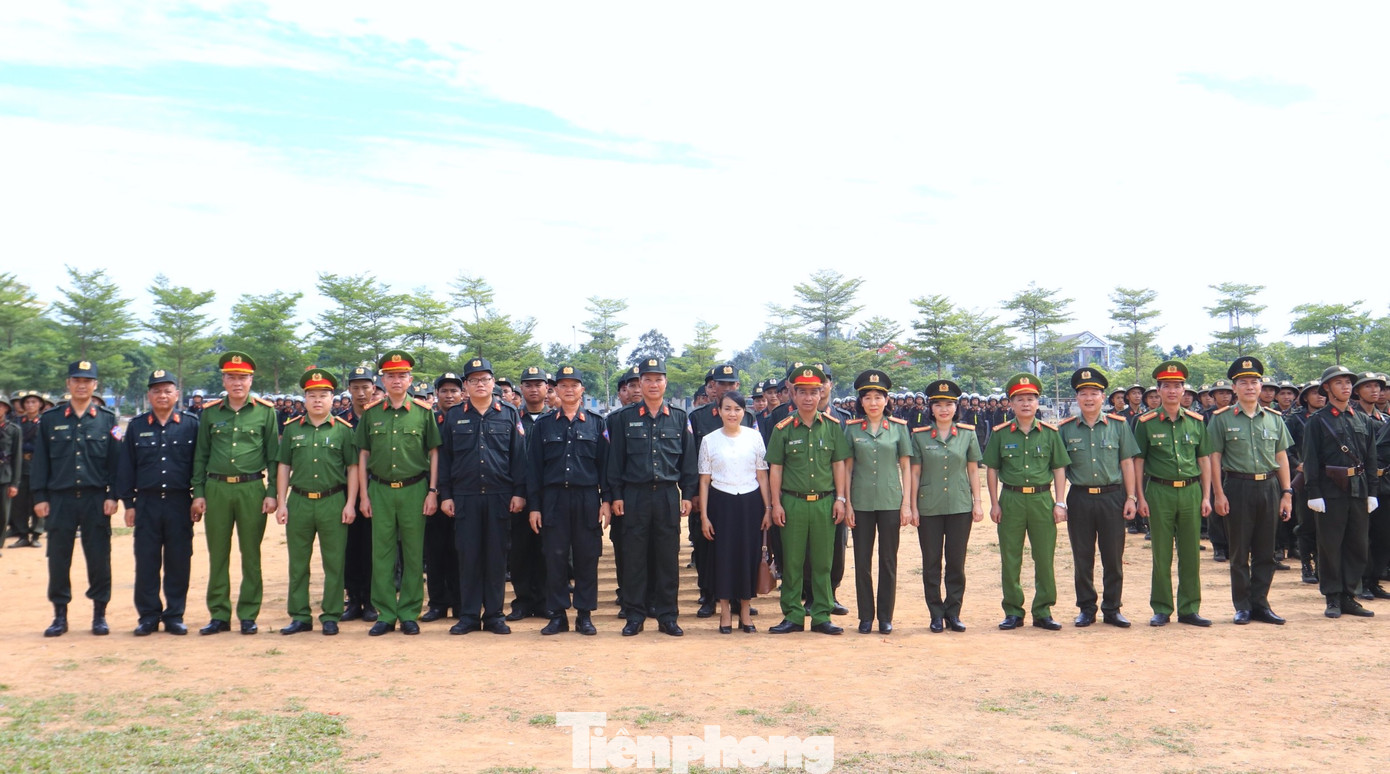 Các đại biểu chụp hình lưu niệm cùng các chiến sỹ nghĩa vụ hoàn thành khóa huấn luyện.