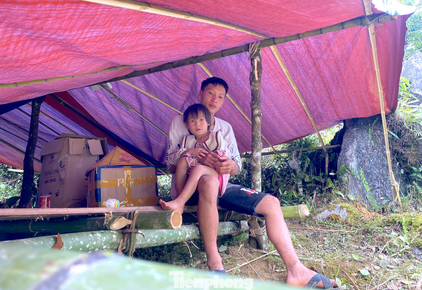 Ngồi trong chiếc lán vừa được mọi người hỗ trợ dựng lên, Lý Pụ Kinh (22 tuổi) ôm đứa con gái bé nhỏ vào lòng rồi nhìn xa xăm mơ hồ. Kinh chia sẻ, lo lắng cho tương lai gia đình khi không biết những ngày tới sẽ đến đâu ở cho an toàn vì nhìn đâu cũng thấy sạt lở.