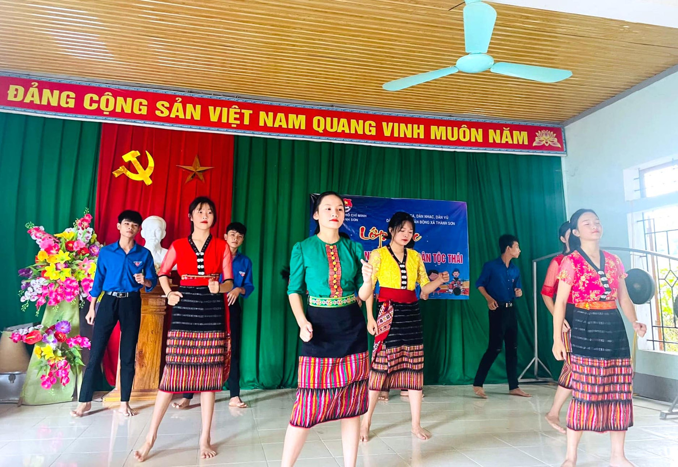 Các bạn trẻ còn được tham gia những lớp dạy nhảy dân vũ với những điệu nhảy mang đậm nét bản sắc văn hóa truyền thống của đồng bào dân tộc Thái.