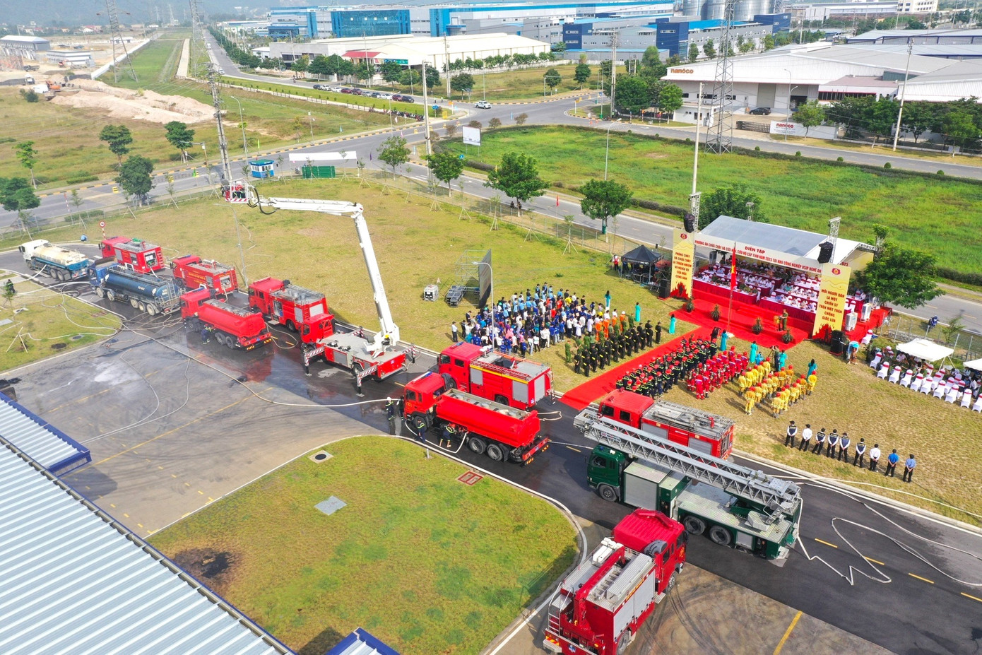 Buổi diễn tập phương án chữa cháy và cứu nạn, cứu hộ có sự tham gia của hơn 500 người với 37 xe, phương tiện công cụ hiện đại chữa cháy khác.