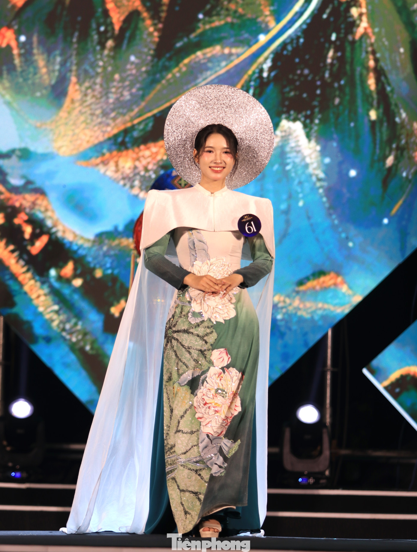 Trong đêm chung kết, các thí sinh thể hiện tài năng, vẻ đẹp của mình thông qua phần thi trình diễn trang phục áo dài truyền thống và trang phục dạ hội.