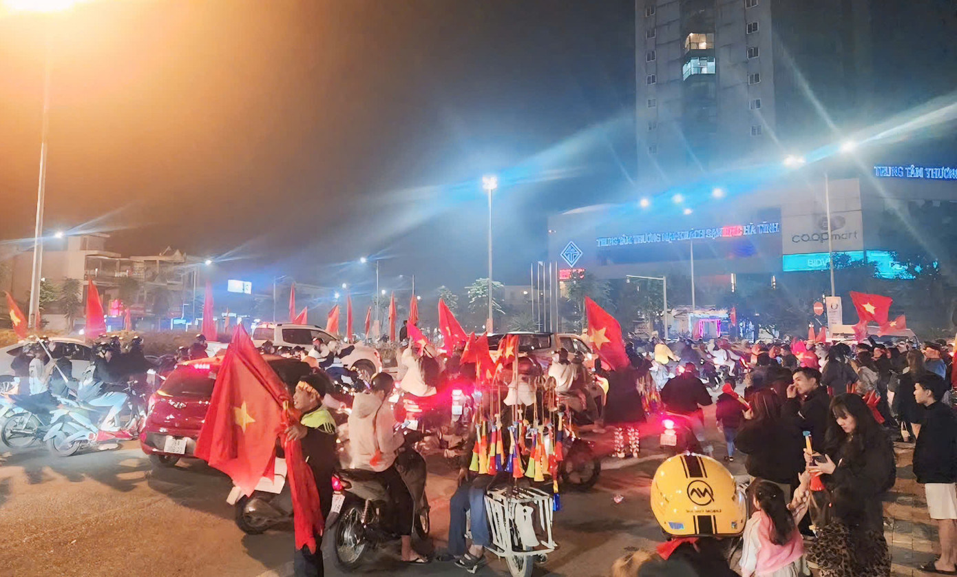 Sau trận chung kết giữa đội tuyển Việt Nam - Thái Lan kết thúc, tại thành phố Hà Tĩnh (Hà Tĩnh), hàng nghìn người dân đổ xô xuống đường ăn mừng chiến thắng, hàng nghìn lá cờ Tổ quốc tung bay phấp phới khắp tuyến đường.
