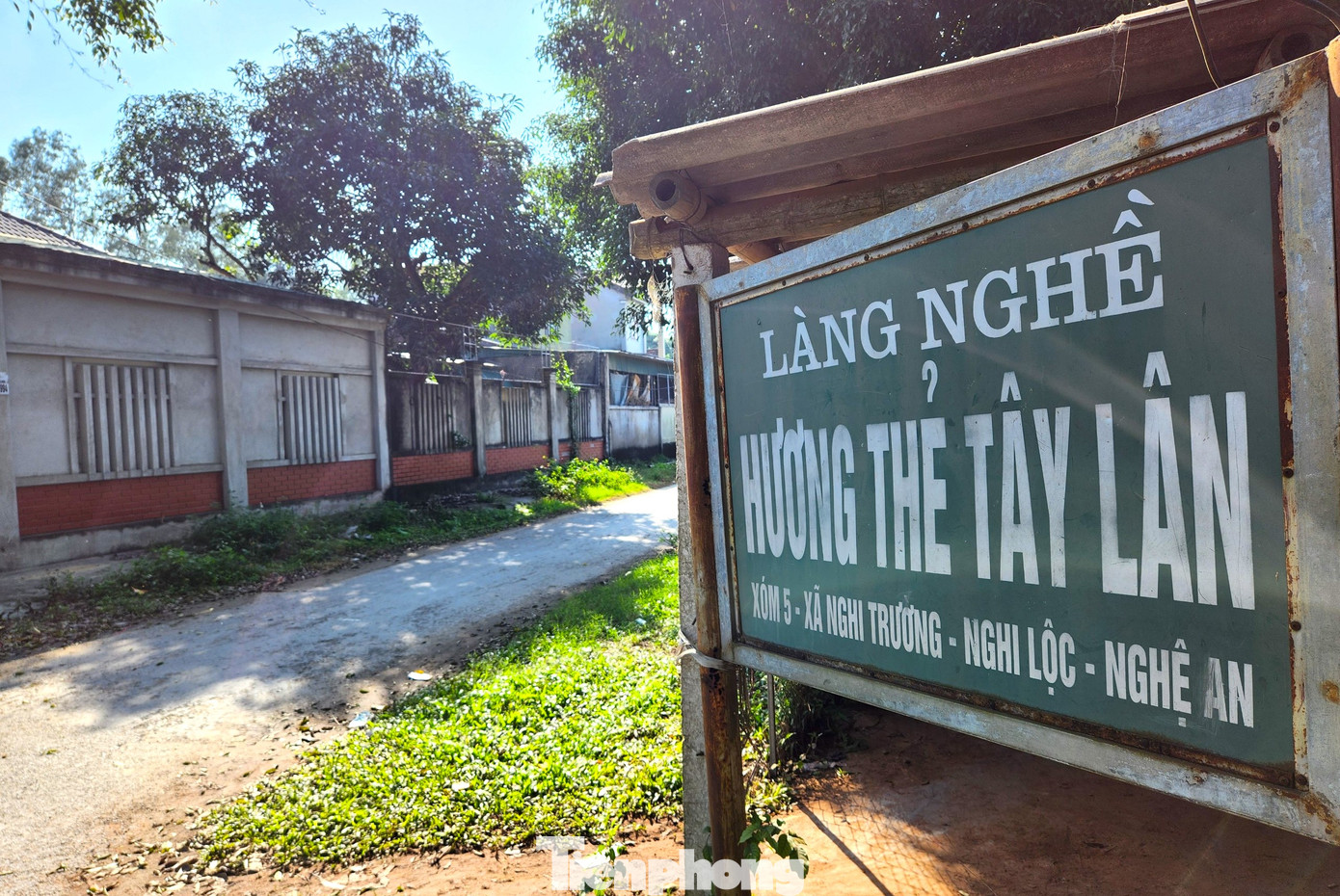 Làng hương thẻ Tây Lân đã có từ lâu đời và được công nhận làng nghề vào năm 2011. Đợt cao điểm, nơi đây có hàng chục hộ sản xuất hương thẻ. Mỗi ngày, làng nghề sản xuất cả hàng vạn búp hương bán ra khắp thị trường trên cả nước.