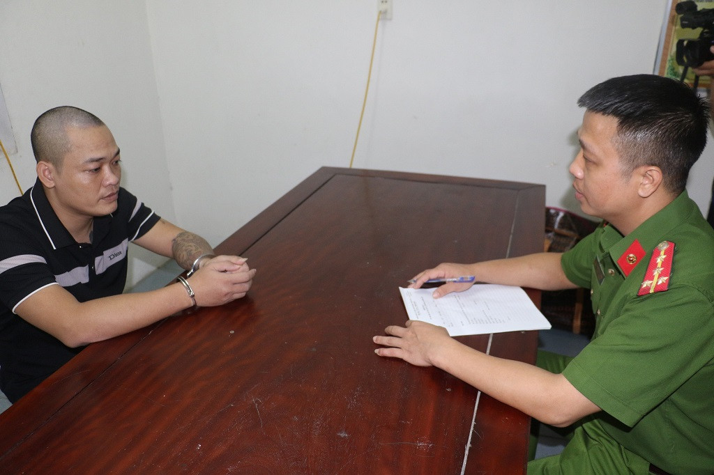 Với chiêu trò đơn giản, chỉ trong 8 tháng Hưng đã lừa được 6 bị hại với tổng số tiền hơn 2,7 tỷ đồng. Với chiêu trò đơn giản, chỉ trong 8 tháng Hưng đã lừa được 6 bị hại với tổng số tiền hơn 2,7 tỷ đồng.