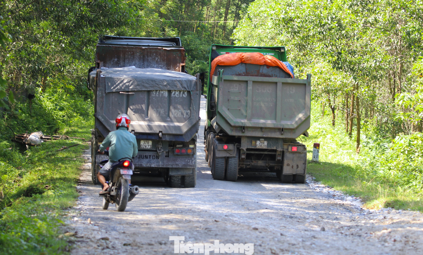 Ngoài nguyên nhân từ lâu không được sửa chữa nâng cấp, tuyến đường hư hỏng do phần lớn lượng xe tải chở đá lưu thông qua lại nhiều. Những chiếc xe chở nặng chạy bất chấp khiến con đường càng nhanh xuống cấp.