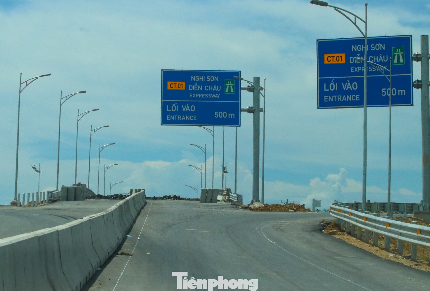 Các biển báo, đèn tín hiệu, đèn chiếu sáng, biển khoảng cách, hộ lan... trên tuyến cao tốc này đều đã được hoàn thiện, đảm bảo cho các phương tiện giao thông đi lại.