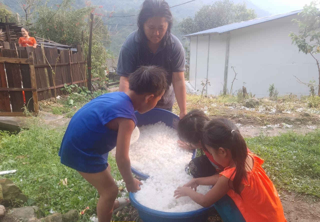 Khi mưa kết thúc, các em nhỏ ra nhặt đá về chơi. Khi mưa kết thúc, các em nhỏ ra nhặt đá về chơi.