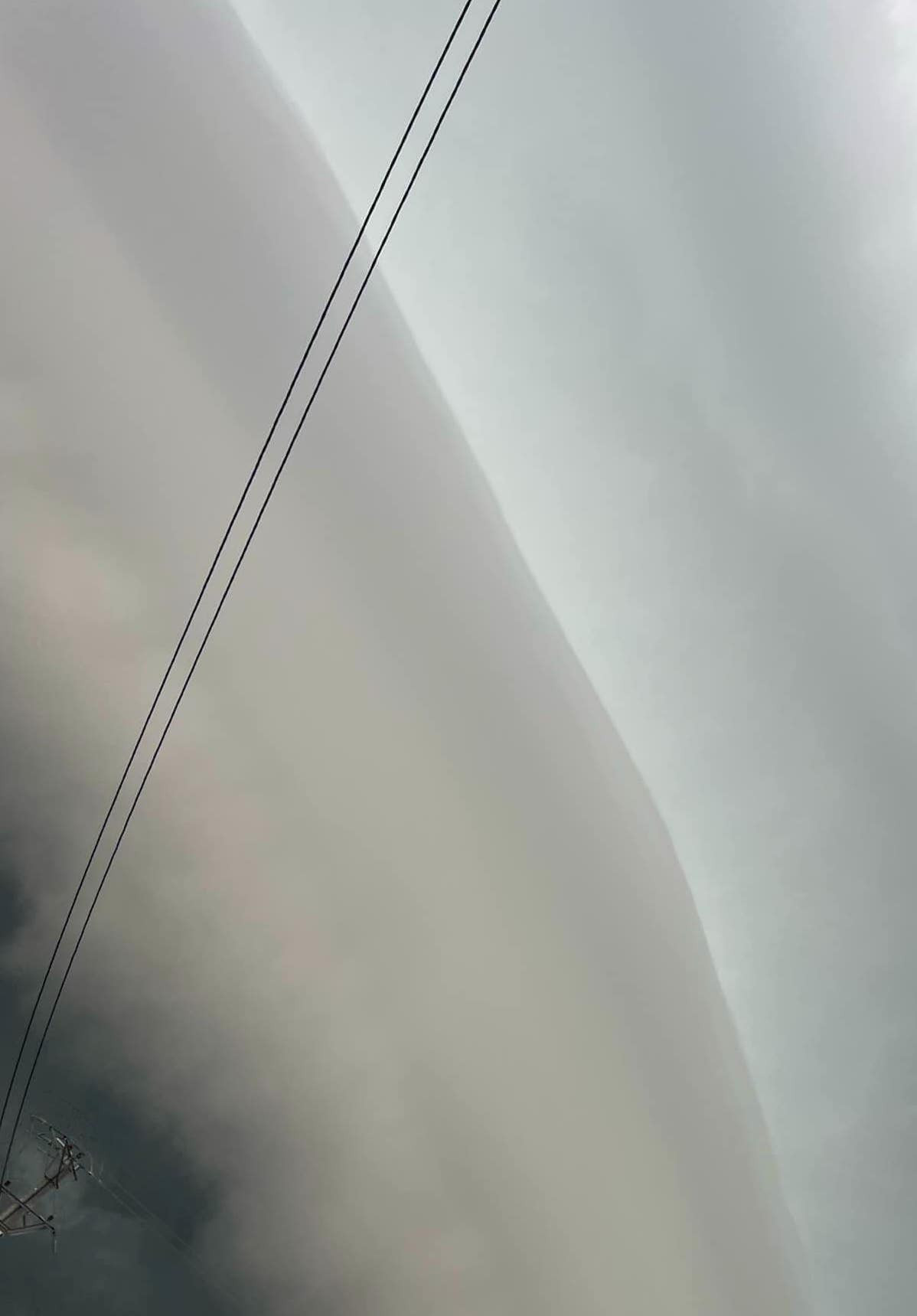 Nhìn ảnh đám mây xuất hiện, người dân lo sợ xảy ra thời tiết cực đoan trước cơn bão số 3. Nhìn ảnh đám mây xuất hiện, người dân lo sợ xảy ra thời tiết cực đoan trước cơn bão số 3.