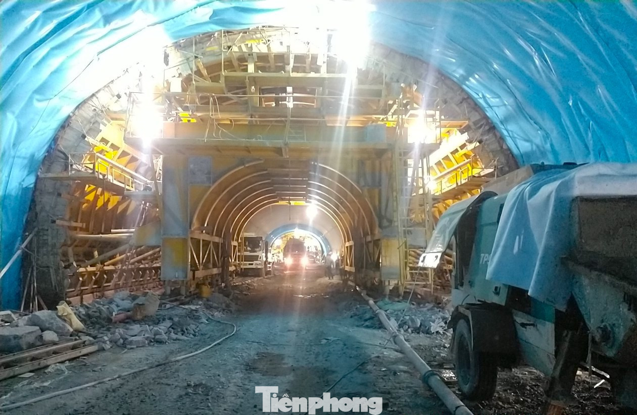 Để đảm bảo tiến độ của hầm Thần Vũ, các nhà thầu vẫn đang tăng cường công nhân làm việc 24/24, thi công xuyên dịp Tết. “Ống hầm phía bên phải đã thông, công nhân đang làm vỏ hầm, gia cố chống thấm, hoàn thiện hầm. Hầm bên trái chỉ còn khoảng 30m nữa sẽ thông. Sản lượng đạt khoảng 540 tỷ đồng. Công ty đang duy trì hơn 100 kỹ sư, công nhân bám hầm thi công 24/24h xuyên dịp Tết Dương lịch này”, anh Võ Sơn Hải - Chỉ huy trưởng thi công hầm Thần Vũ của Công ty TNHH Hòa Hiệp, cho biết.
