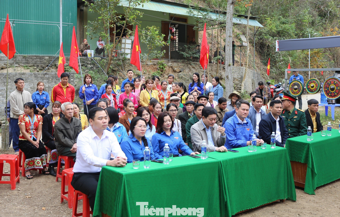 Bản Mác có 128 hộ dân, 519 nhân khẩu với 4 dân tộc sinh sống gồm: Kinh, Thái, Thổ, Mông. Người dân chủ yếu dựa vào sản xuất nông nghiệp, trồng trọt và chăn nuôi nên đời sống còn nhiều khó khăn, cơ sở hạ tầng của bản còn thiếu thốn. Tại bản còn có hệ thống sông, khe suối nhiều nên cứ mỗi đợt mưa lũ tại điểm cầu tràn, nước lũ kéo về làm chia cắt, cô lập hơn 100 hộ dân khiến việc đi lại của người dân và các em học sinh gặp nhiều khó khăn. Bản Mác có 128 hộ dân, 519 nhân khẩu với 4 dân tộc sinh sống gồm: Kinh, Thái, Thổ, Mông. Người dân chủ yếu dựa vào sản xuất nông nghiệp, trồng trọt và chăn nuôi nên đời sống còn nhiều khó khăn, cơ sở hạ tầng của bản còn thiếu thốn. Tại bản còn có hệ thống sông, khe suối nhiều nên cứ mỗi đợt mưa lũ tại điểm cầu tràn, nước lũ kéo về làm chia cắt, cô lập hơn 100 hộ dân khiến việc đi lại của người dân và các em học sinh gặp nhiều khó khăn.