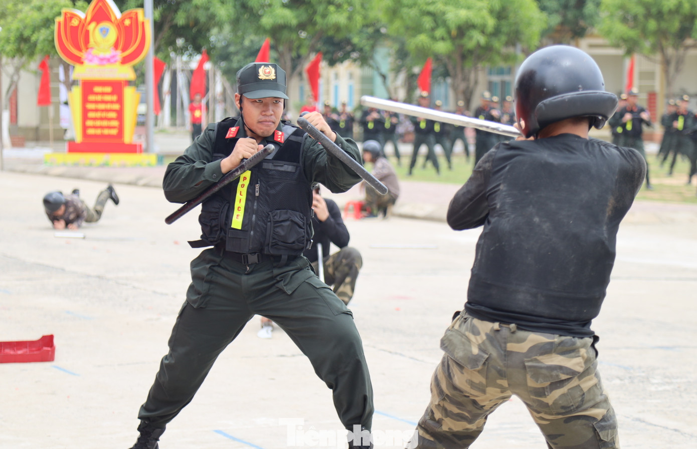 Biểu diễn võ thuật qua các tình huống giả định.