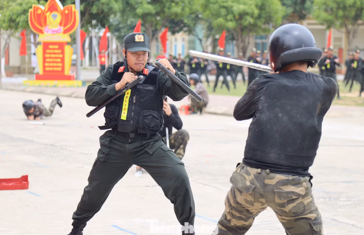 Biểu diễn võ thuật qua các tình huống giả định.