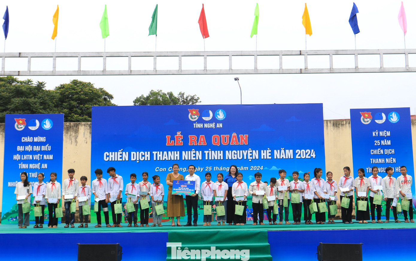 Trao tặng 50 suất học bổng trị giá 500.000 đồng mỗi suất và 50 túi thuốc cho các em học sinh với tổng trị giá 50.000.000 đồng. Trao tặng 50 suất học bổng trị giá 500.000 đồng mỗi suất và 50 túi thuốc cho các em học sinh với tổng trị giá 50.000.000 đồng.