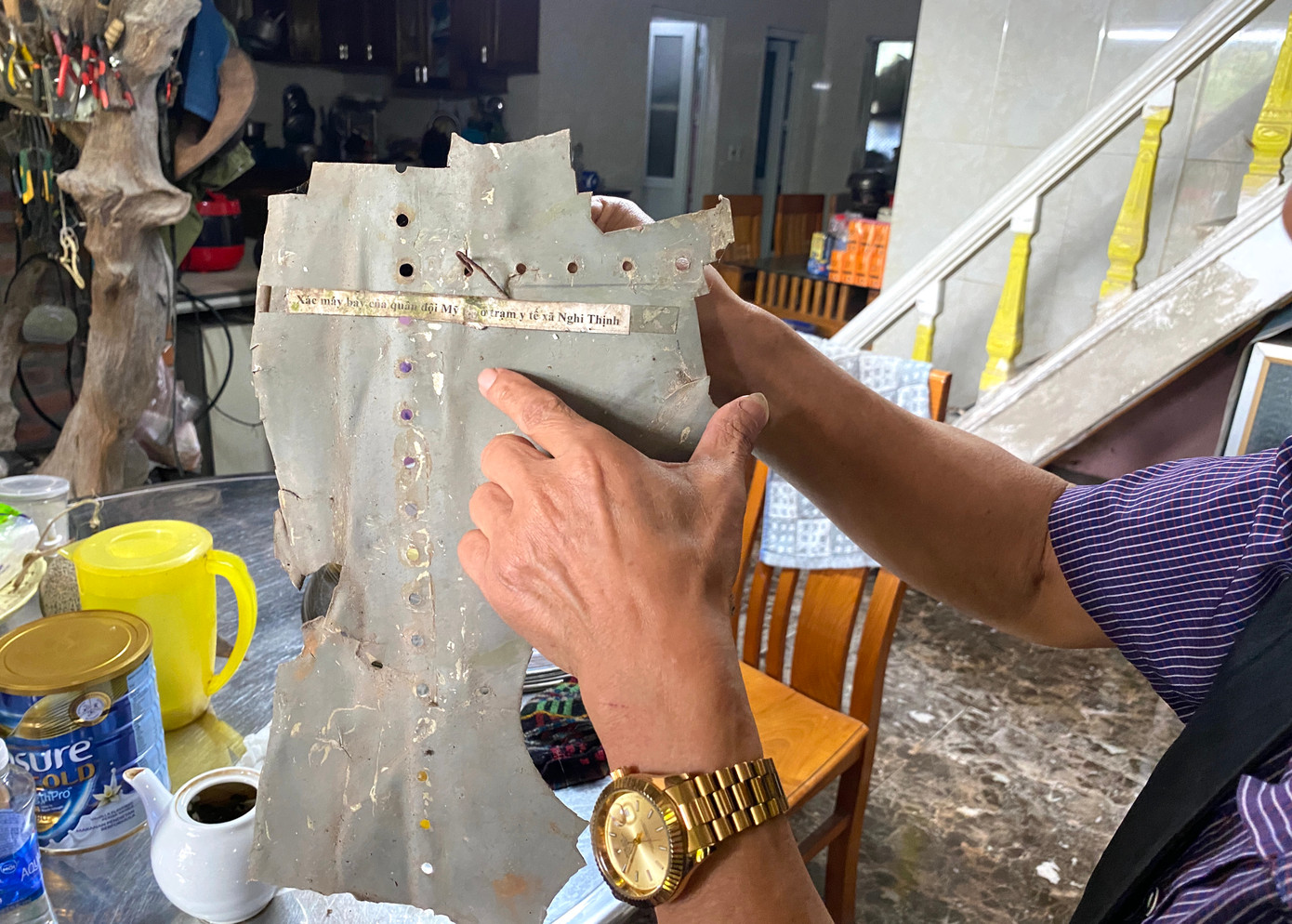 Cánh cửa kính và một phần xác máy bay của quân đội Mỹ bị quân dân ta bắn rơi ở trạm y tế xã Nghi Thịnh (Nghi Lộc, Nghệ An) mà ông Hoan may mắn sưu tầm được.