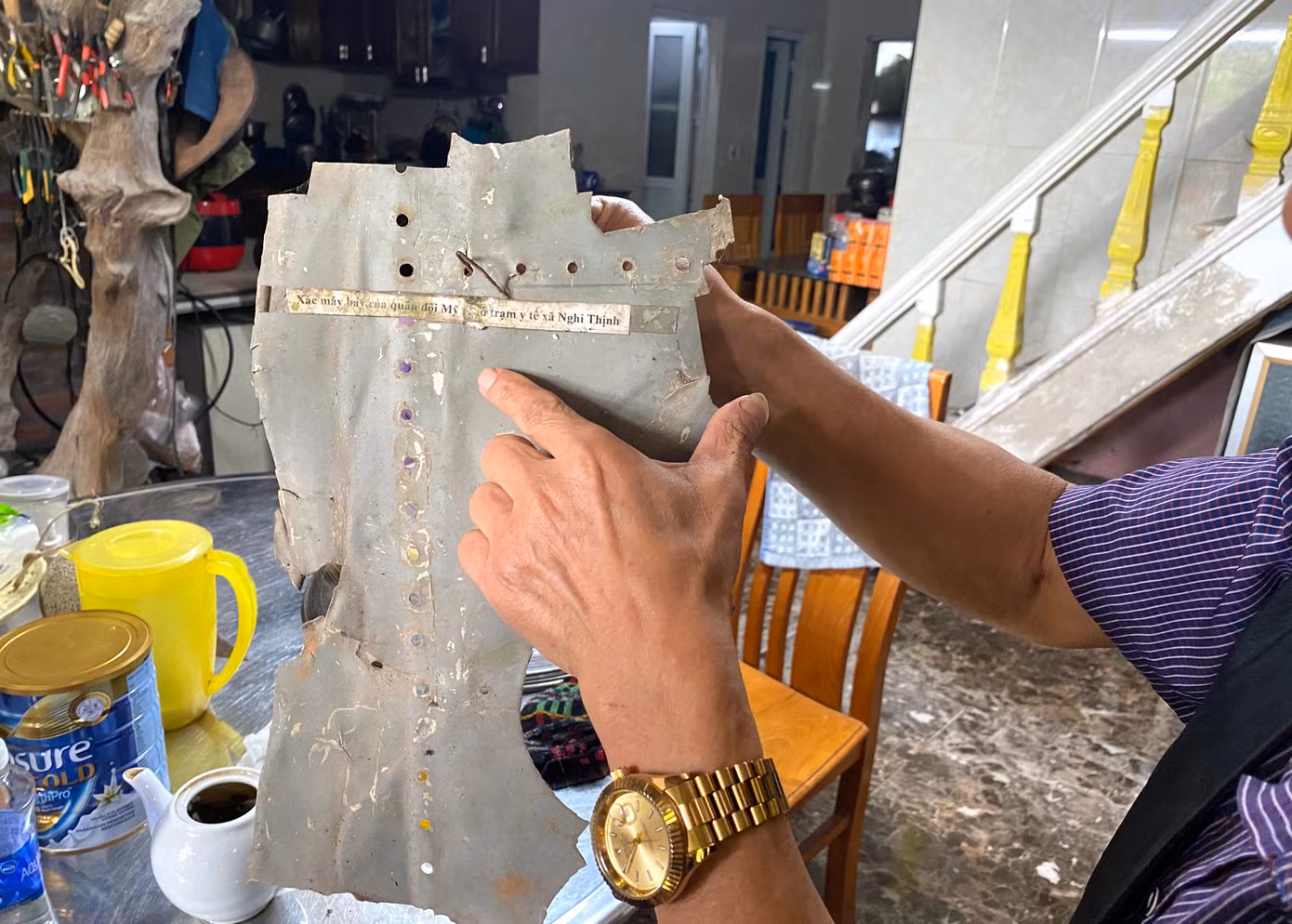 Cánh cửa kính và một phần xác máy bay của quân đội Mỹ bị quân dân ta bắn rơi ở trạm y tế xã Nghi Thịnh (Nghi Lộc, Nghệ An) mà ông Hoan may mắn sưu tầm được.