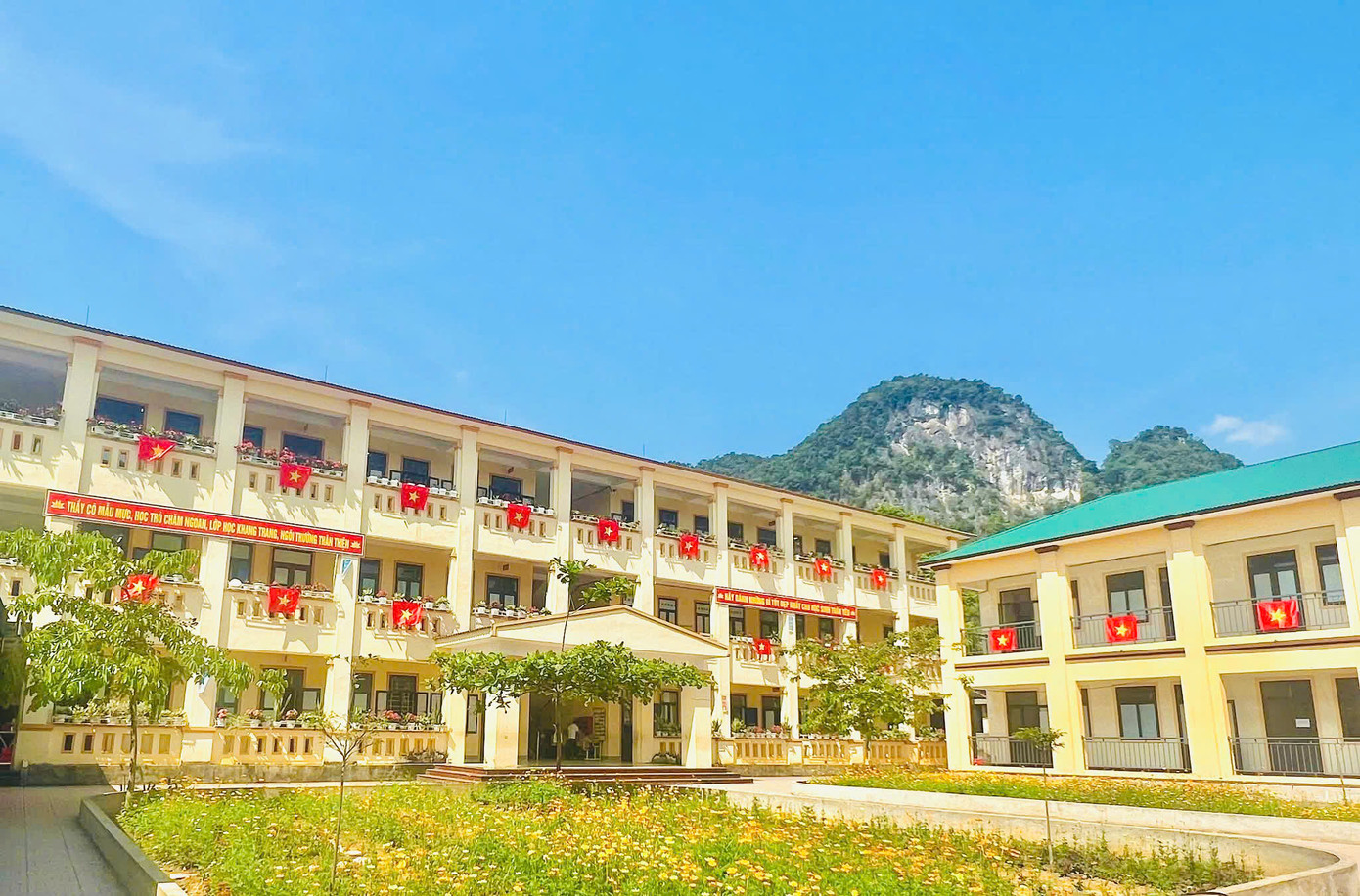 Bên ngoài hành lang lớp học được treo kín lá cờ Tổ quốc đỏ thắm.