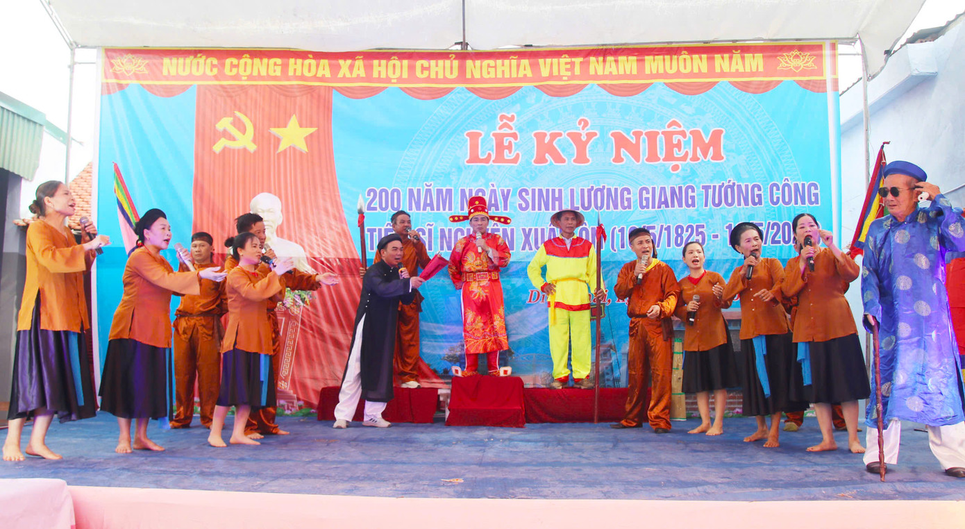 Các tiết mục văn nghệ được dàn dựng công phu kể về cuộc khởi nghĩa do Tiến sĩ Nguyễn Xuân Ôn làm thủ lĩnh cuối thế kỷ 19. Các tiết mục văn nghệ được dàn dựng công phu kể về cuộc khởi nghĩa do Tiến sĩ Nguyễn Xuân Ôn làm thủ lĩnh cuối thế kỷ 19.