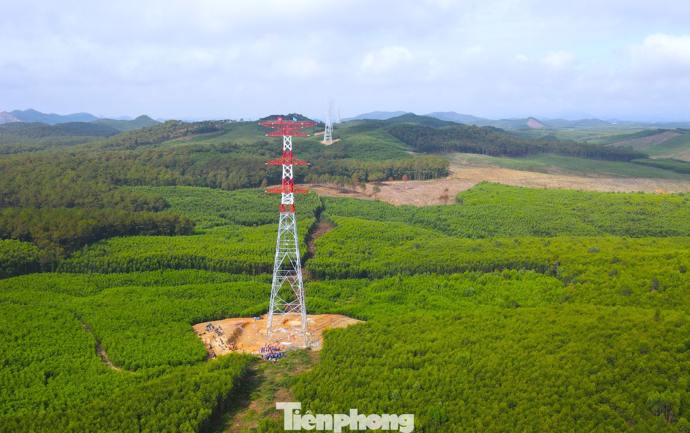 Tại cột điện DO522-83D thuộc địa bàn xã Quỳnh Châu (huyện Quỳnh Lưu, tỉnh Nghệ An), những ngày qua các công nhân đang tiếp tục hoàn thiện những hạng mục cuối cùng để chuẩn bị bước sang công đoạn kéo dây.