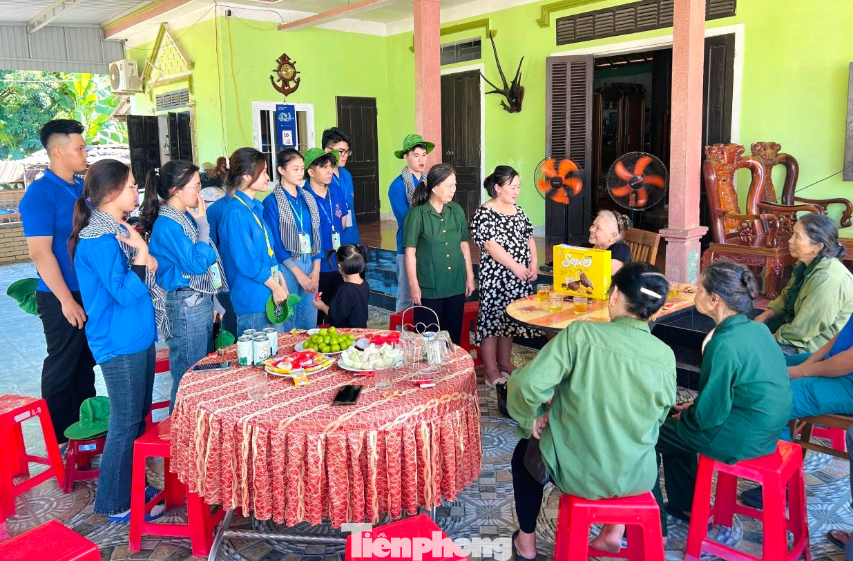 Ngày 15/7, nhân dịp kỷ niệm 74 năm ngày truyền thống lực lượng thanh niên xung phong (TNXP) Việt Nam (15/7/1950-15/7/2024), tuổi trẻ Nghệ An đã đồng loạt tổ chức nhiều chương trình thăm tặng quà, tổ chức bữa cơm nhằm tri ân các cựu thanh niên xung phong.