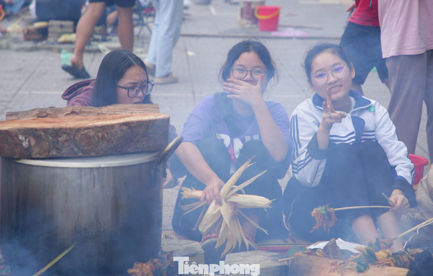 Các bạn nữ sẽ phụ giúp và chế biến những món ngô, khoai, xúc xích nướng để mọi người vừa ăn vừa canh lửa nấu bánh.