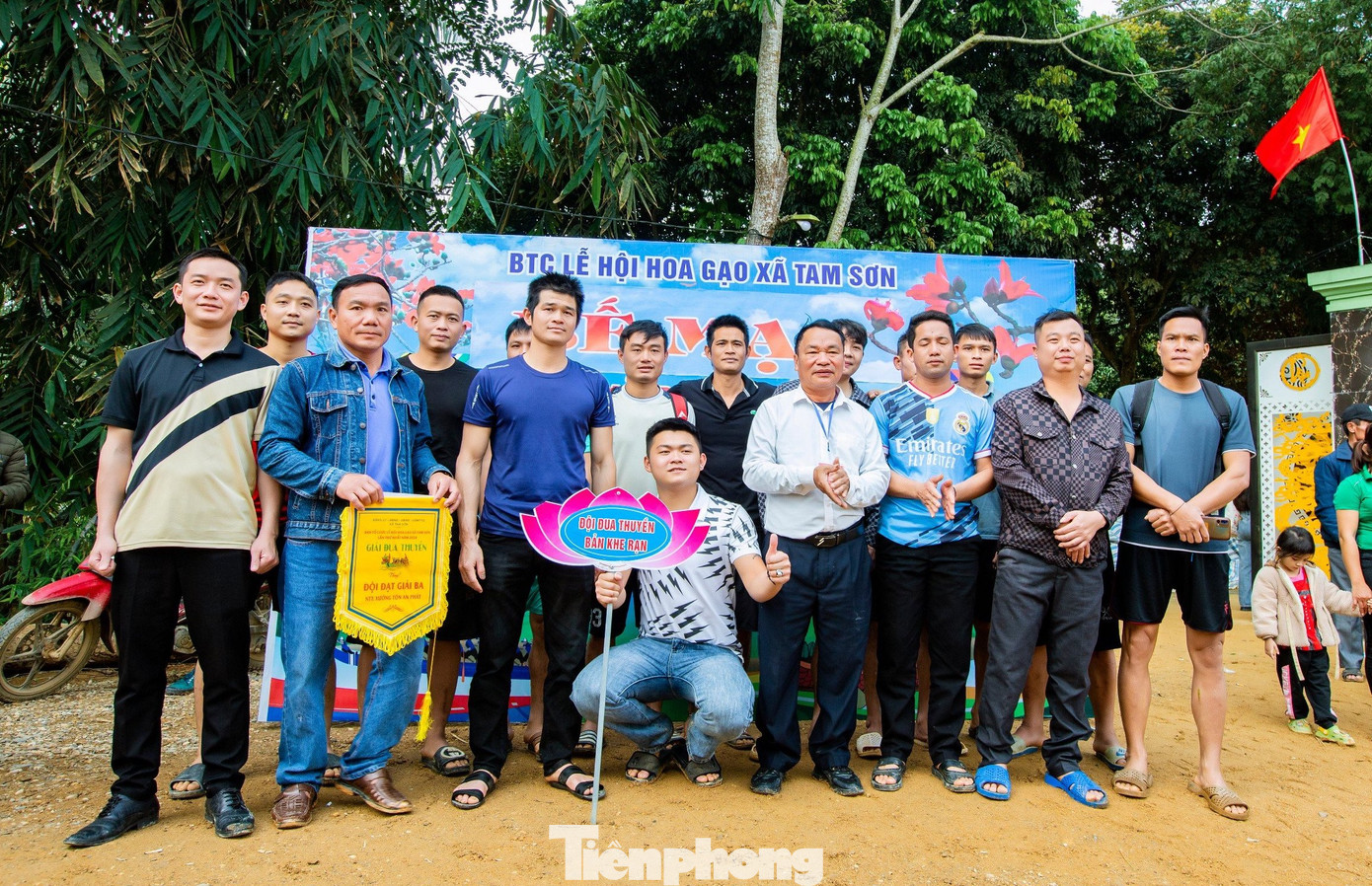 Sau những vòng thi đấu, đội đua thôn 1 đã xuất sắc giành giải nhất. Giải 3 thuộc về bản Khe Rạn (xã Bồng Khê, huyện Con Cuông, Nghệ An). (Ảnh: Rạng Đông).