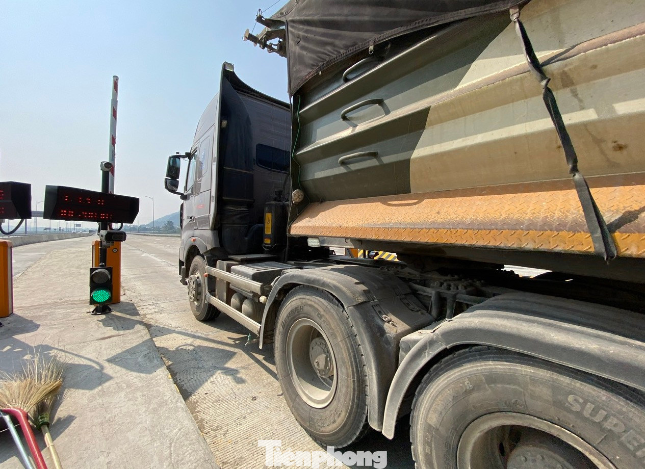 Hiện cao tốc không hạn chế tải trọng nên lượng xe tải nặng đi vào cao tốc tăng lên. Hiện cao tốc không hạn chế tải trọng nên lượng xe tải nặng đi vào cao tốc tăng lên.
