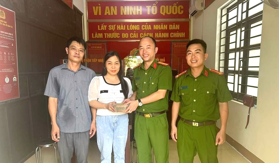 Gia đình anh Trần Nguyễn Anh Tuấn đã trao trả lại số tiền 400 triệu đồng cho chị Trần Thị Thấm dưới sự chứng kiến của cơ quan công an địa phương.