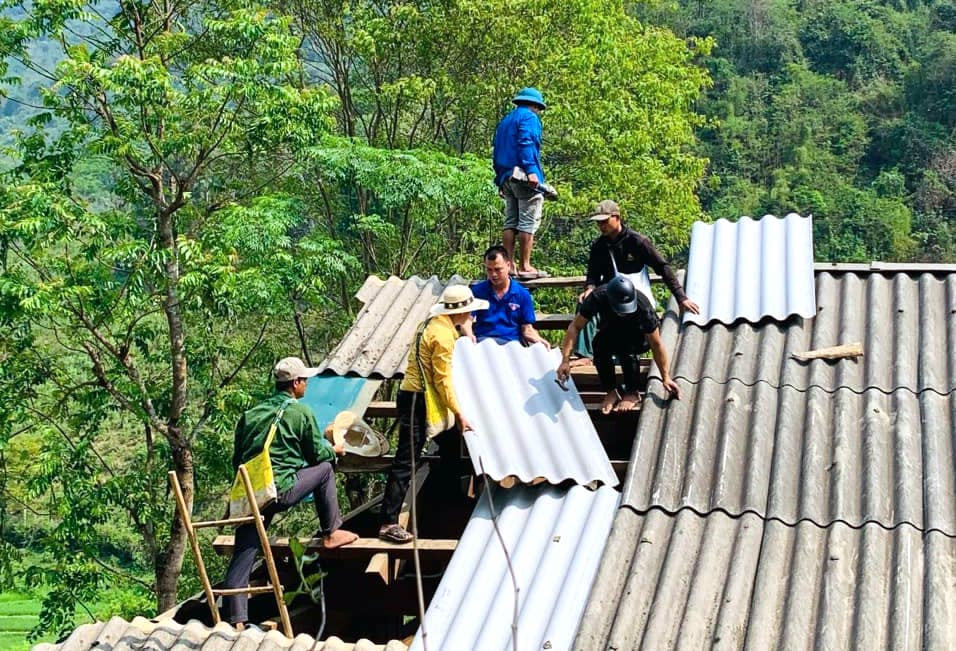 Hiện các đoàn viên thanh niên huyện Kỳ Sơn vẫn đang tiếp tục phối hợp lực lượng chức năng sửa chữa nhà bị thiệt hại do giông lốc, mưa đá để người dân sớm ổn định cuộc sống.