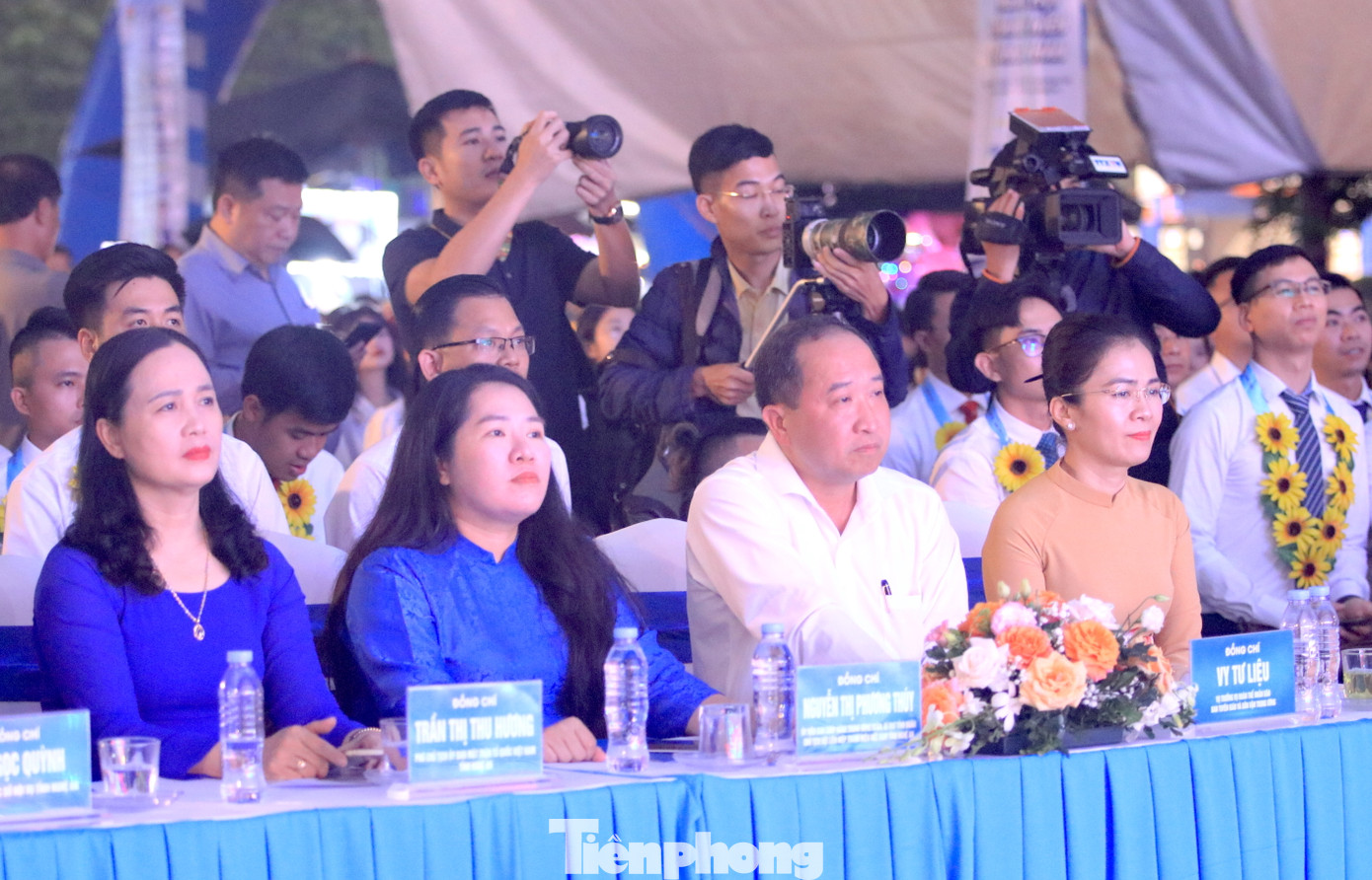 Các đại biểu tham dự chương trình. Các đại biểu tham dự chương trình.