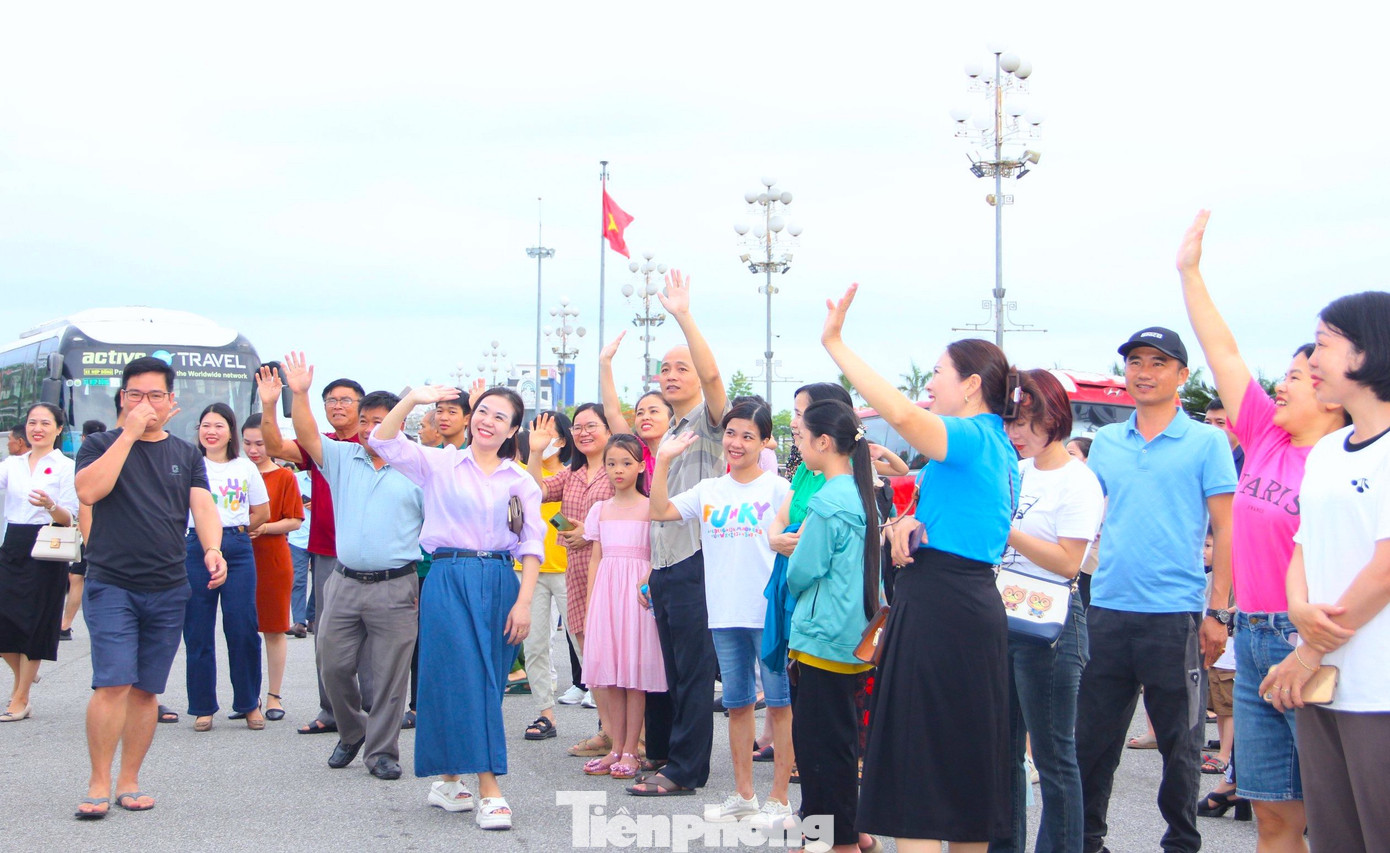 Người thân vẫy chào các em học viên bước vào 9 ngày huấn luyện với nhiều nội dung, kiến thức ý nghĩa.