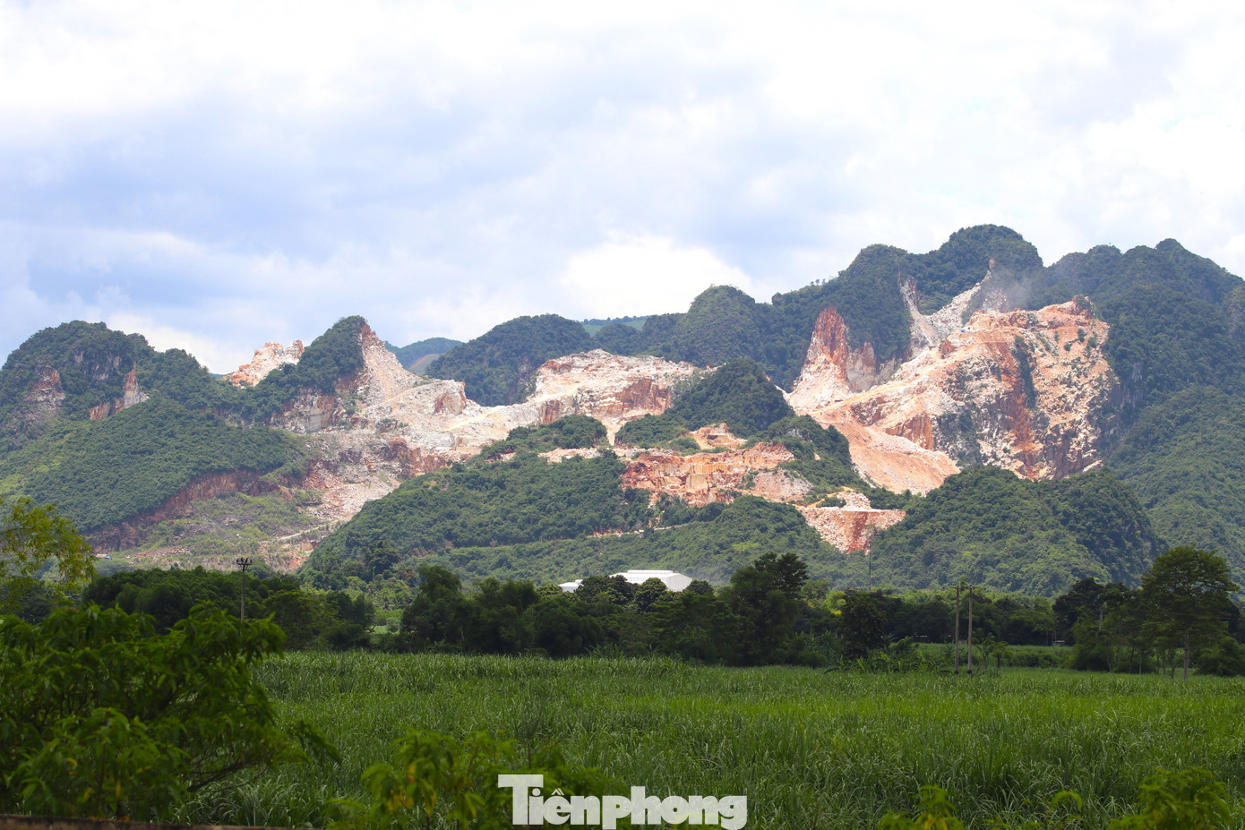 Theo lãnh đạo huyện Quỳ Hợp, hiện có 78 mỏ đã hết hạn, trong đó có 50 mỏ đã có quyết định đóng cửa mỏ, 11 mỏ được cấp lại, 14 mỏ đang thực hiện trình tự thủ tục cấp lại…