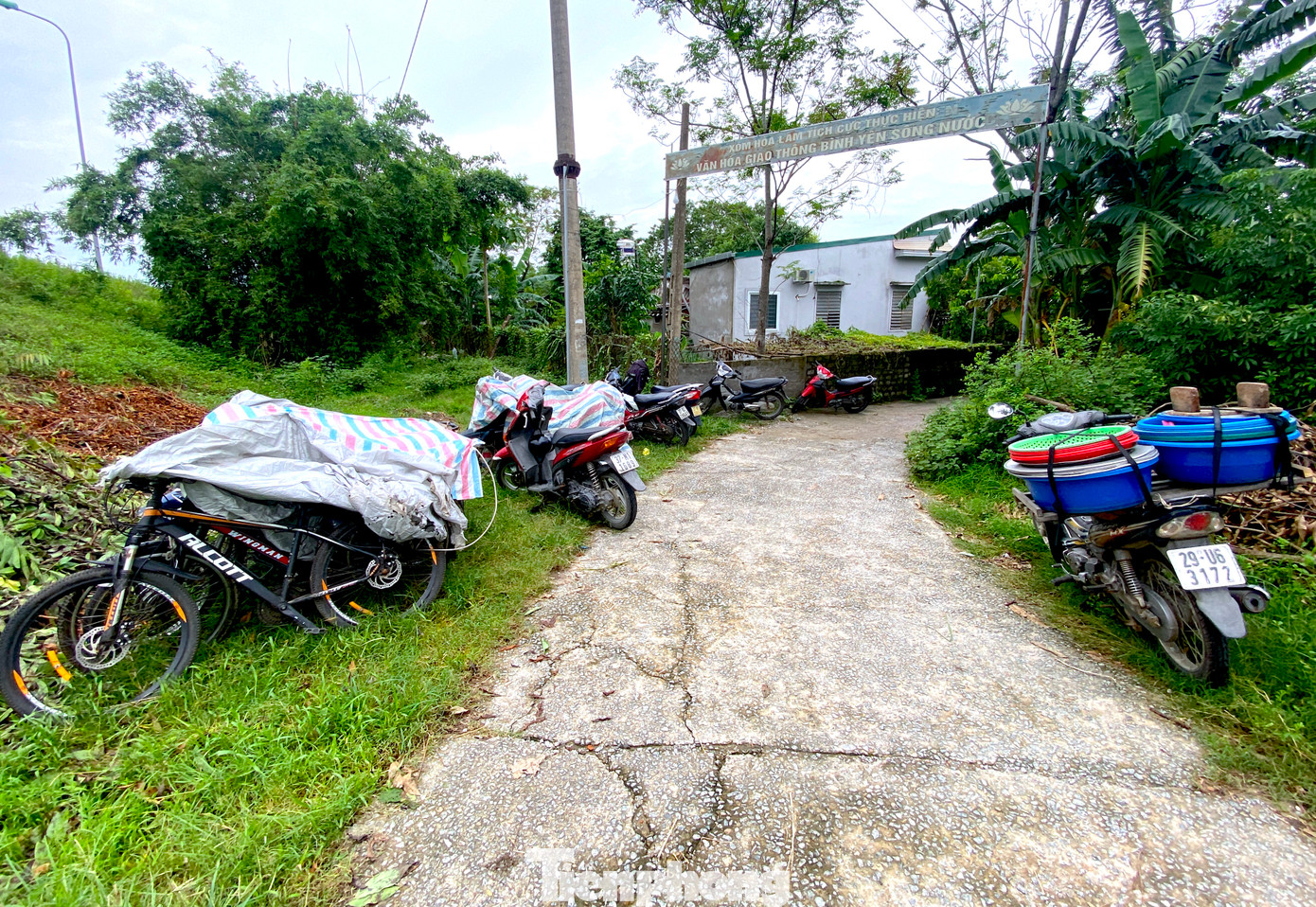 Nước ngập nên người dân phải tập trung để xe máy, xe đạp phía ngoài cổng xóm rồi lội nước vào nhà.