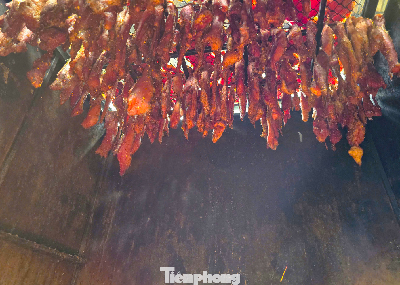 Sau khi chuẩn bị xong các công đoạn, thịt được mang lên hong trên bếp củi nhiều ngày. Sau khi chuẩn bị xong các công đoạn, thịt được mang lên hong trên bếp củi nhiều ngày.