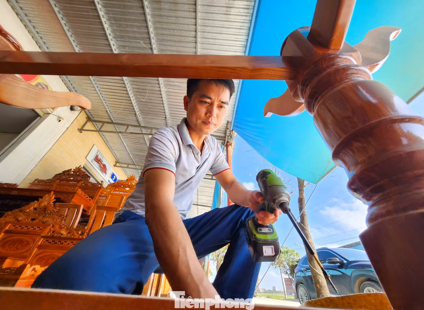 “Khách vắng chưa từng có. Chưa năm nào ế ẩm như năm nay. Cả năm khách chỉ rải rác ít ỏi. Dịp Tết là dịp bán được hàng nhất thì nay cũng đâu có khách”, anh Lực vừa lắp vít ốc chiếc bàn gỗ vừa buồn rầu nói.