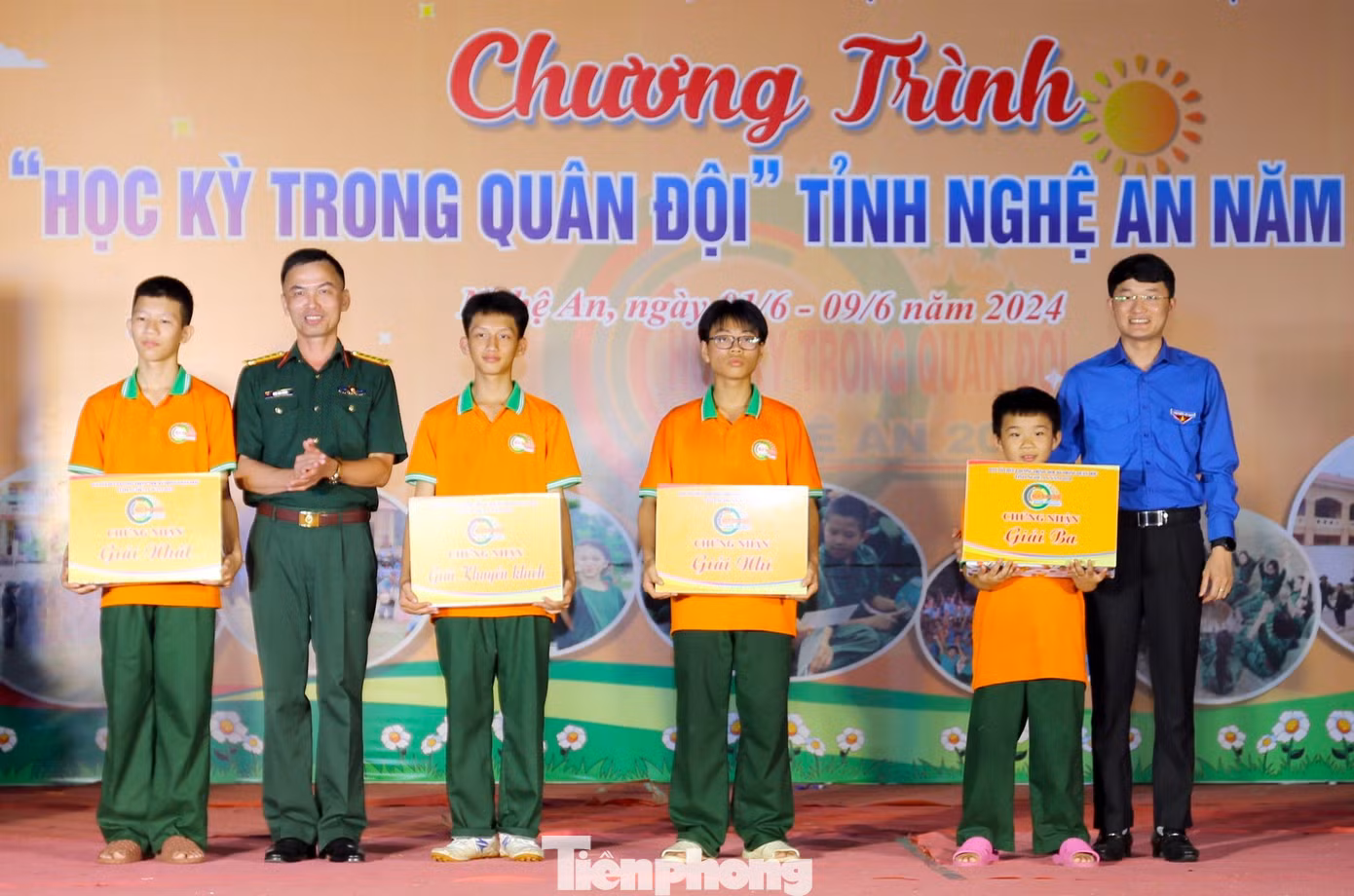 Đại diện Ban tổ chức chương trình trao giải cuộc thi "Video khoảnh khắc chiến sĩ nhí" diễn ra trong học kỳ.