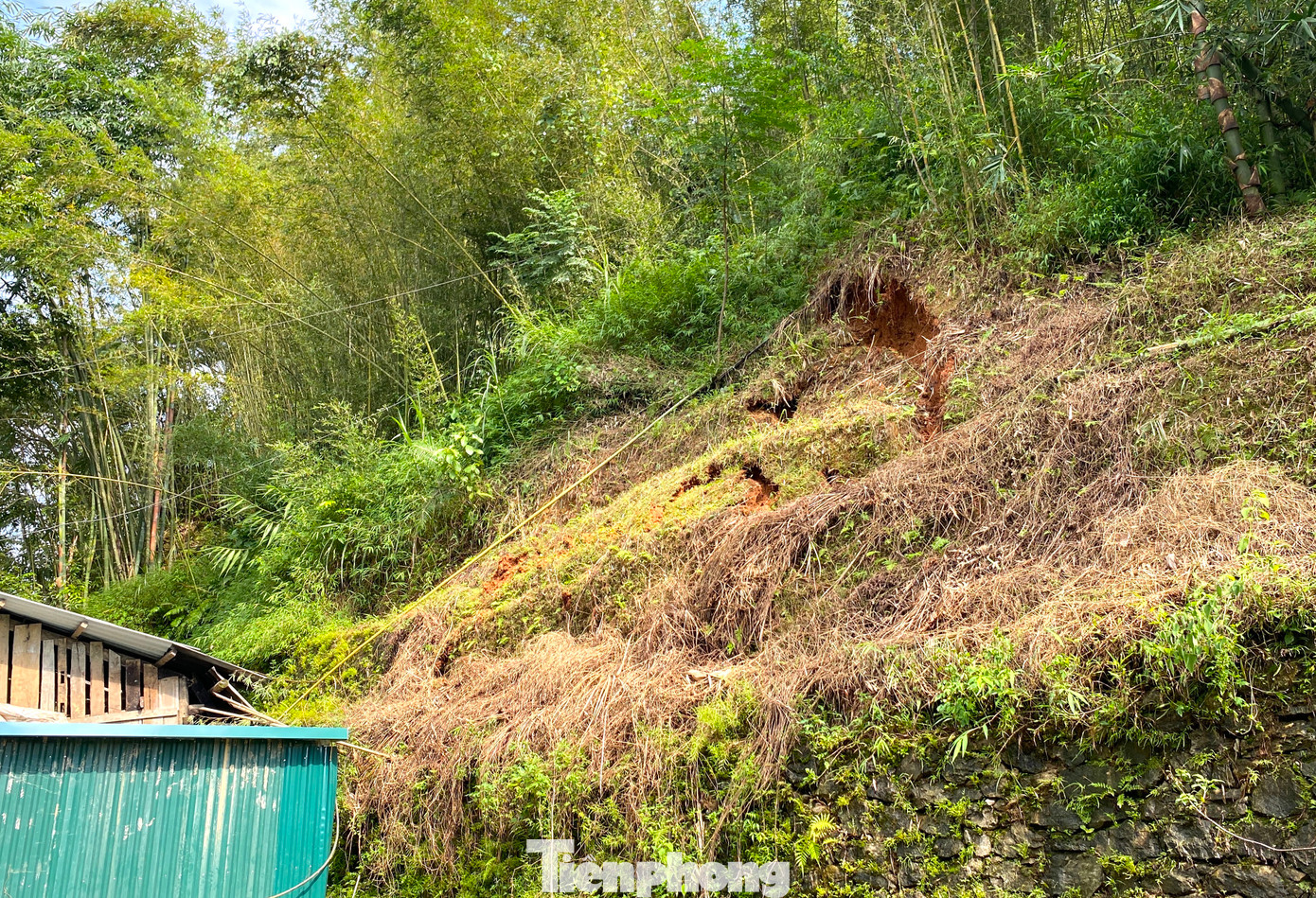 Trên đỉnh đồi xuất hiện vết nứt lớn, chính quyền thị trấn Nguyên Bình đã phải chăng dây phong tỏa khu vực sạt lở và di dời nhiều hộ dân sống dưới chân đồi đến nơi an toàn.