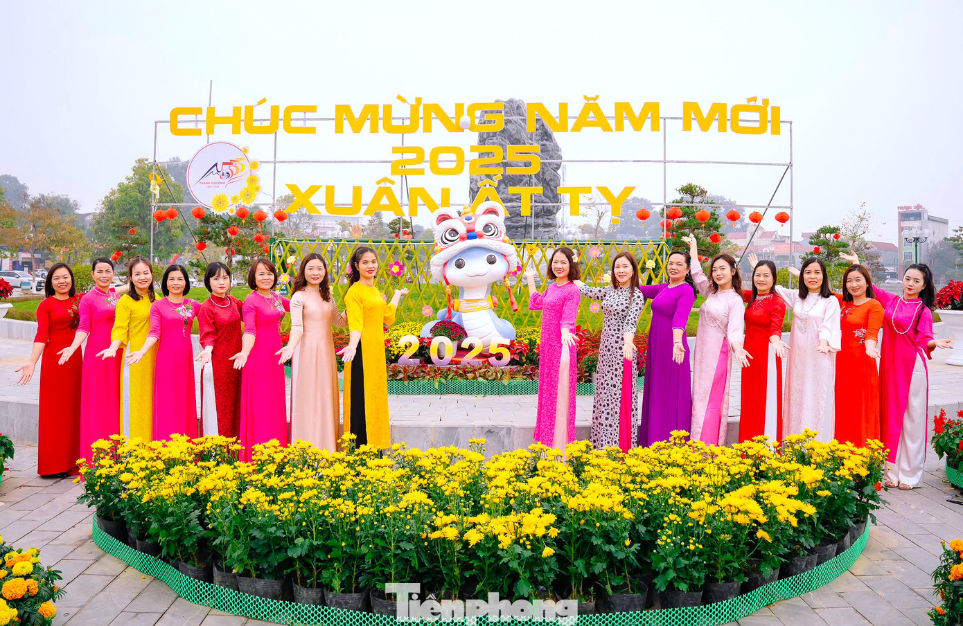 Hội phụ nữ của các cơ quan ban ngành đóng trên địa bàn tranh thủ đến chụp hình lưu niệm với linh vật rắn.