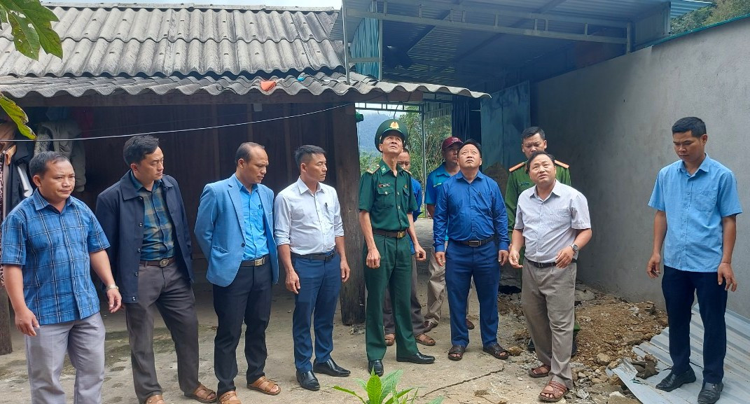 Lực lượng chức năng kiểm tra hiện trường. (Ảnh: Lữ Phú).