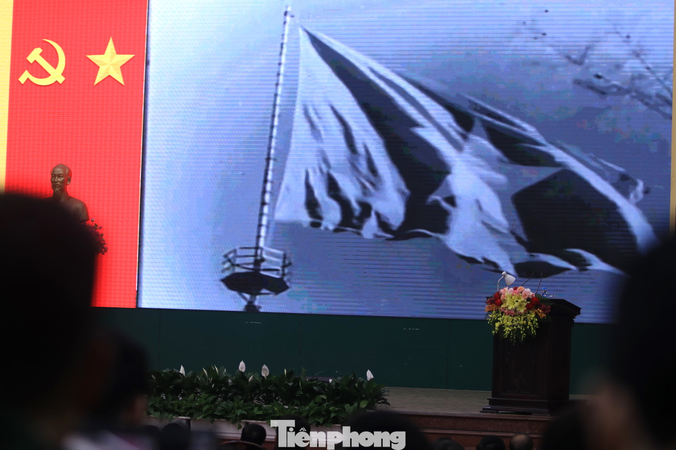 Các đại biểu tham dự buổi hội thảo xem lại những thước phim tư liệu. Các đại biểu tham dự buổi hội thảo xem lại những thước phim tư liệu.