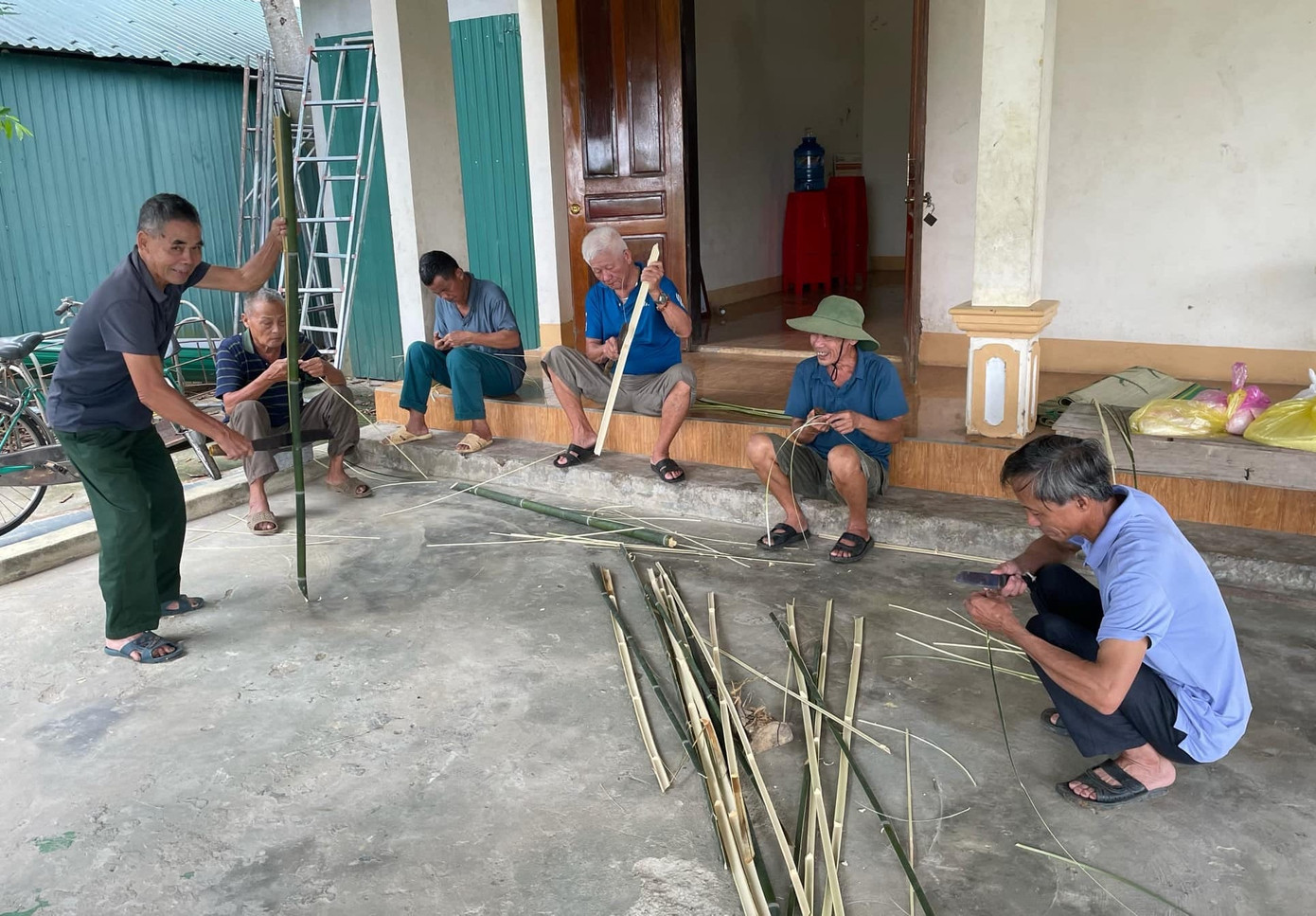 Người chẻ lạt, người gói bánh cứ thế thoăn thoắt làm việc.