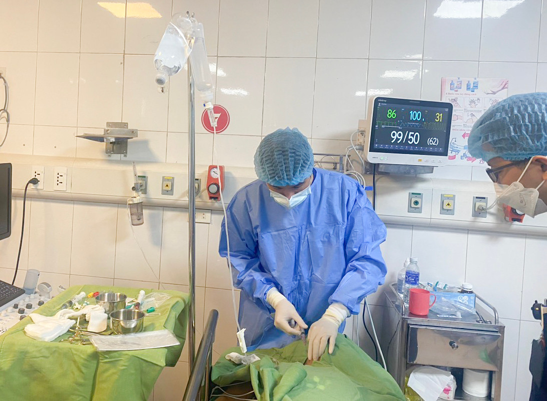 Bác sỹ tiến hành cấp cứu cho bệnh nhân V.