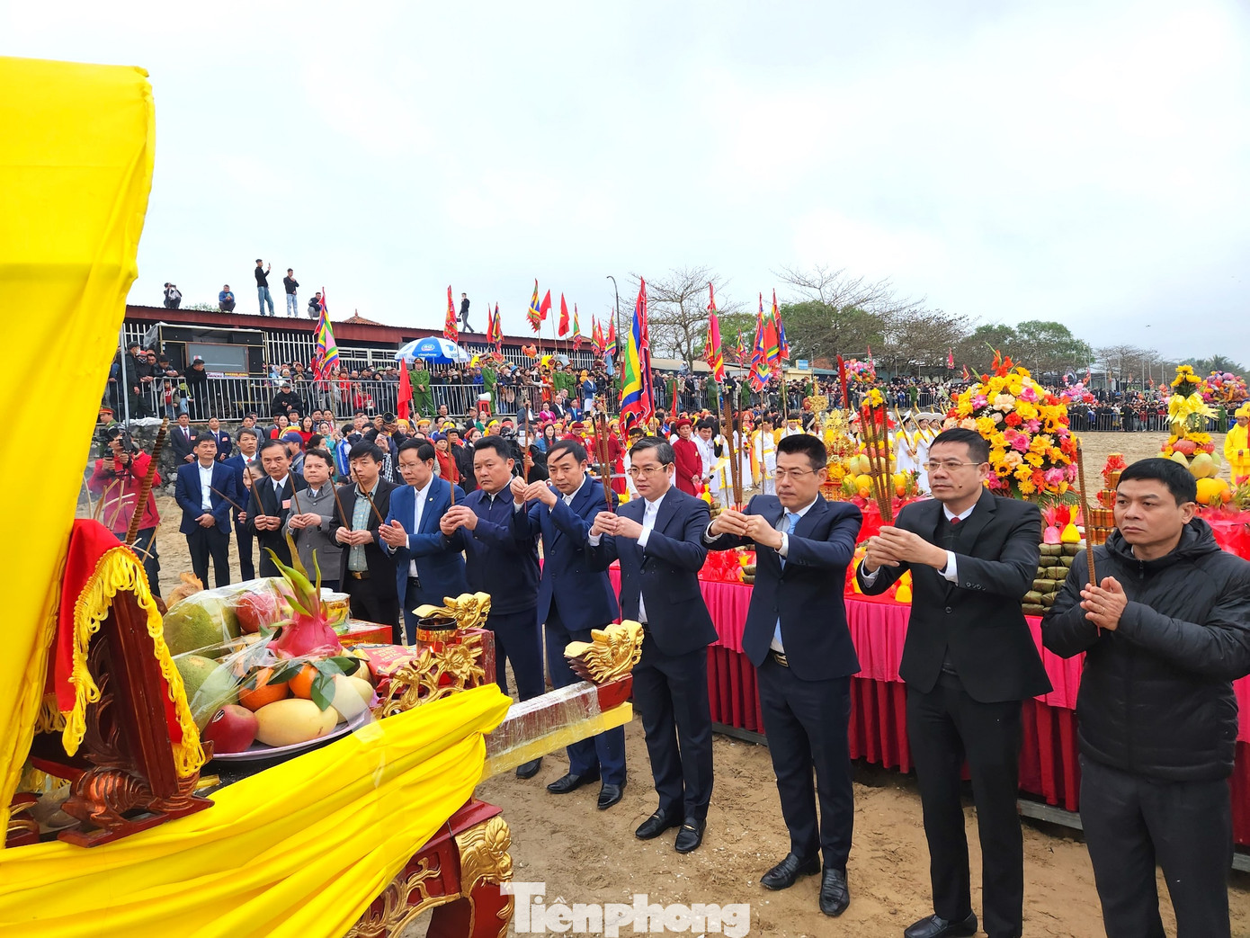 Các vị chủ lễ và đại biểu trang nghiêm thực hiện các nghi lễ, dâng hương trong lễ cầu ngư.